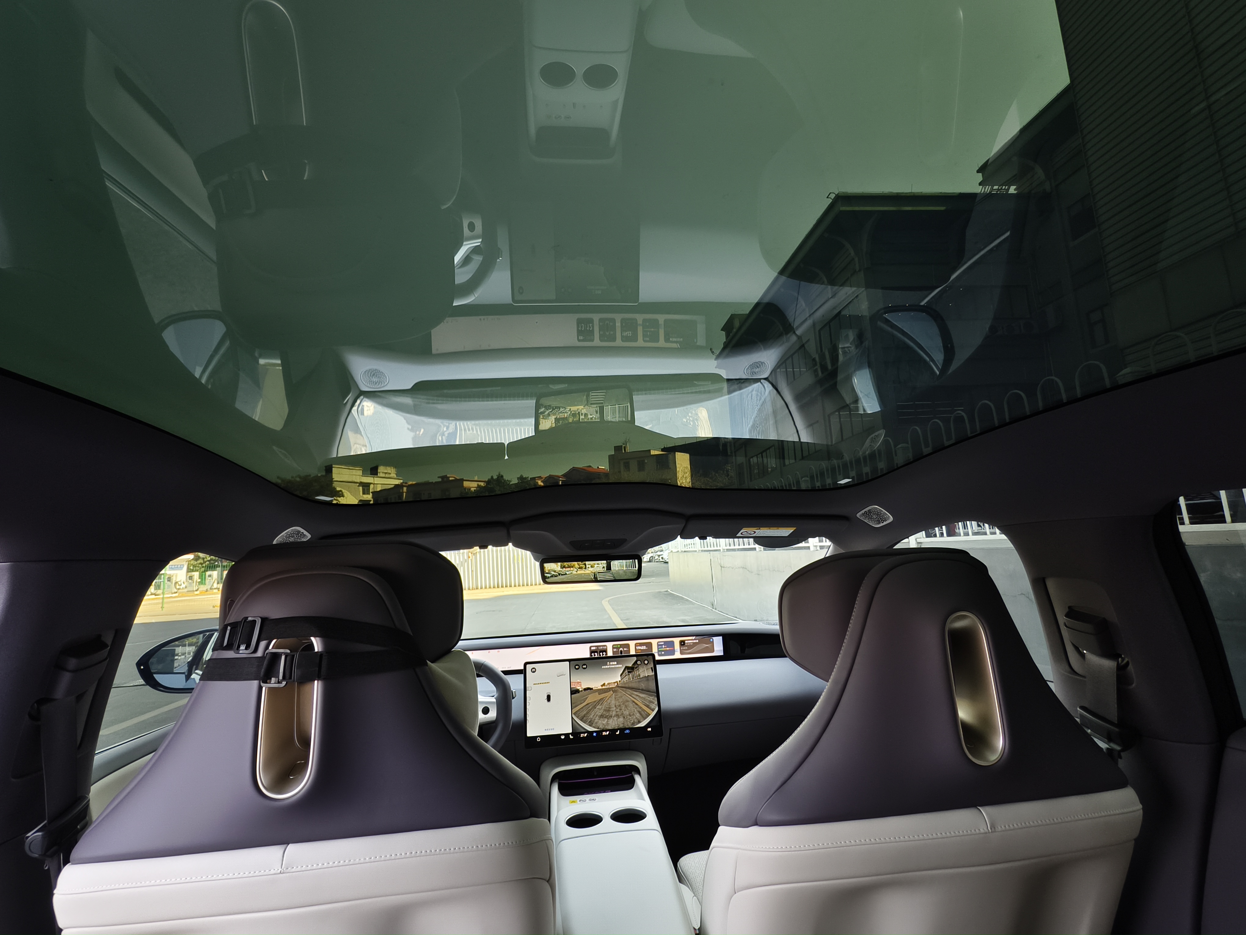 Avatr 06 2025 car image #13