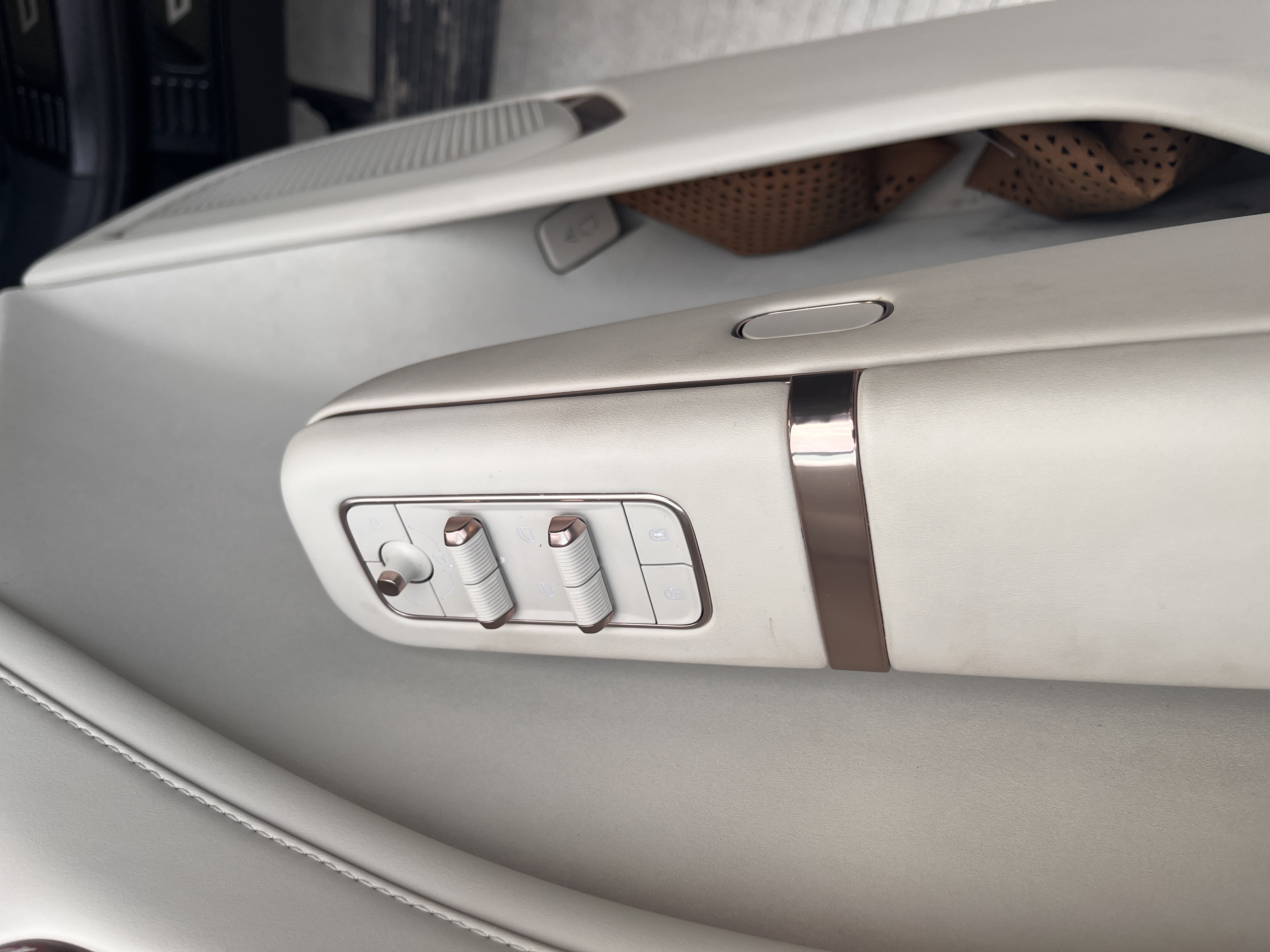 Lynk & Co 900 2025 car image #13