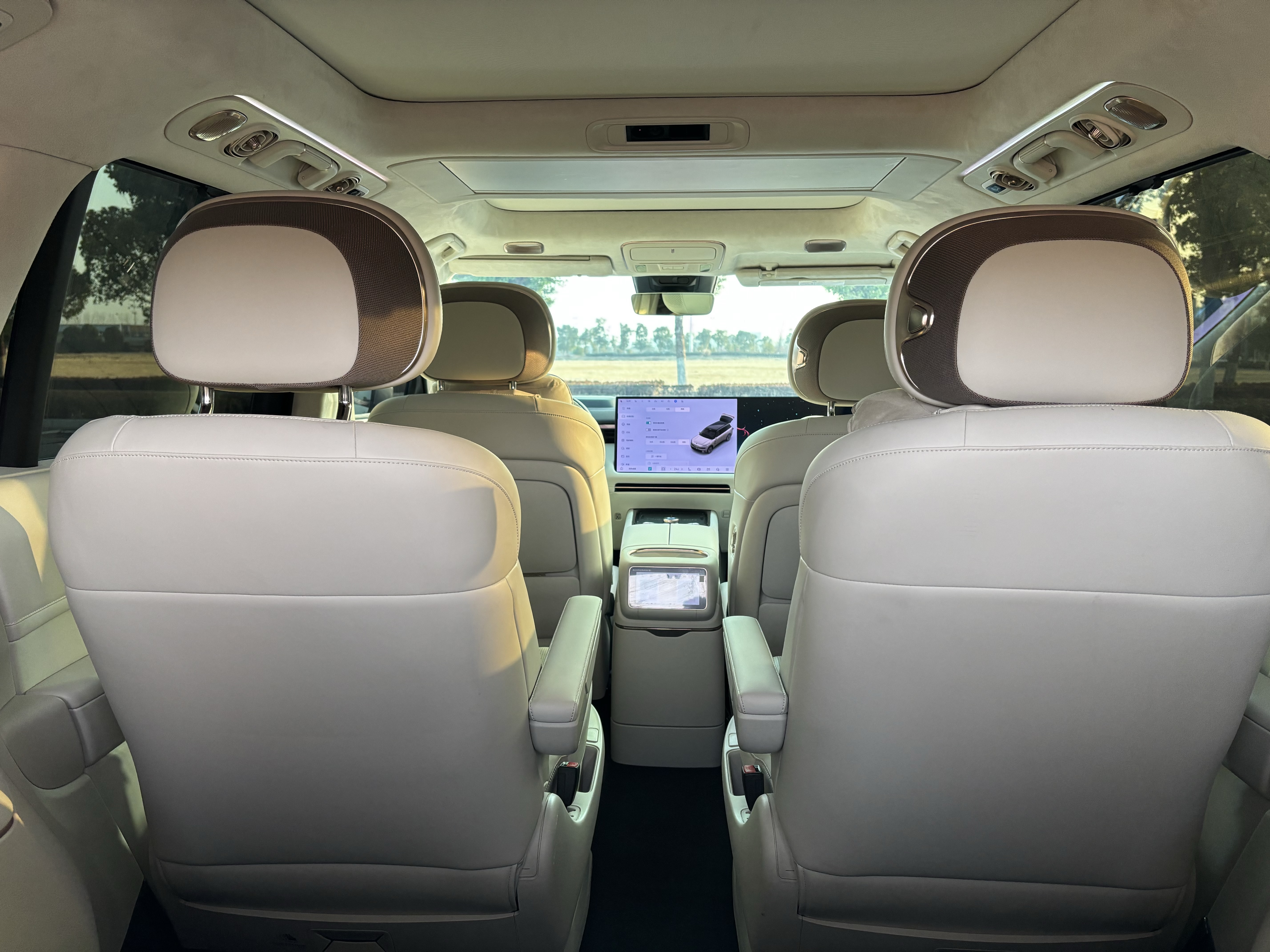 Lynk & Co 900 2025 car image #13