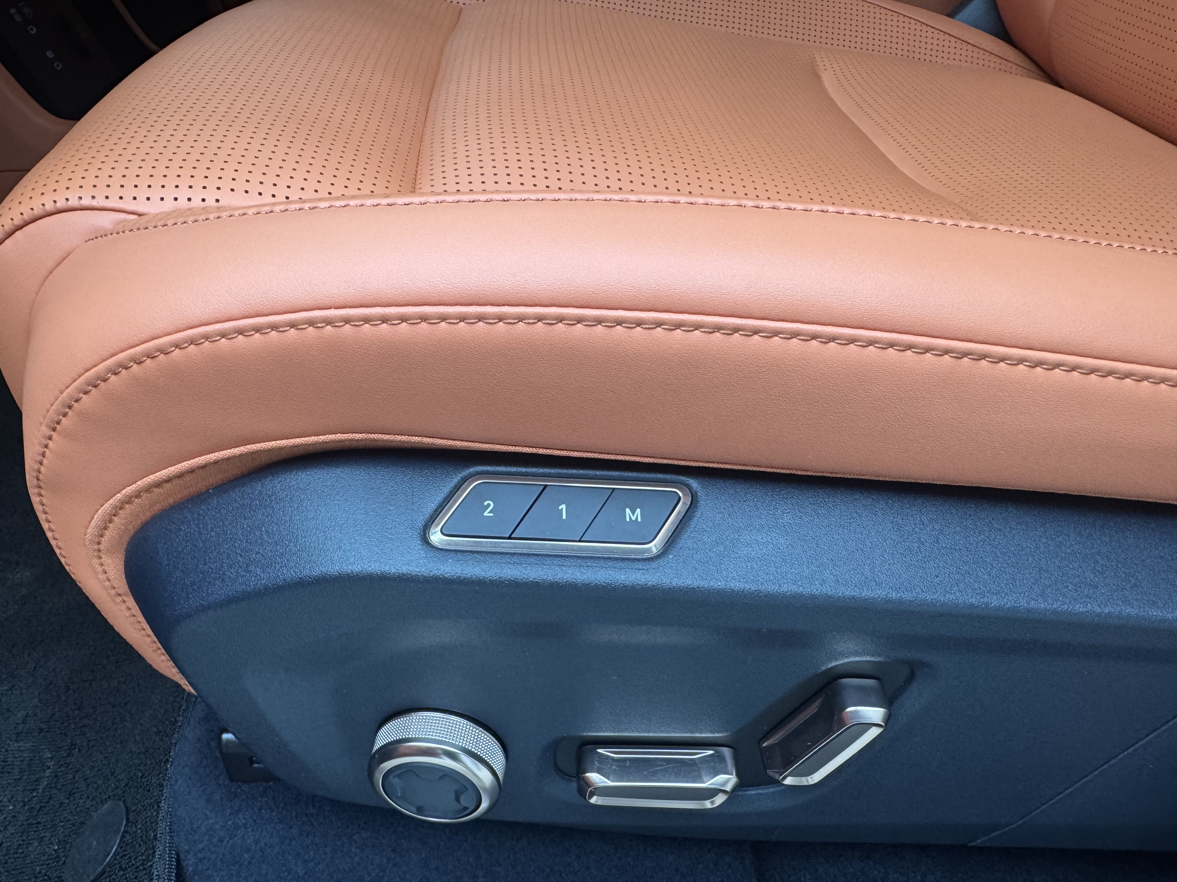 Lynk & Co 900 2025 car image #13
