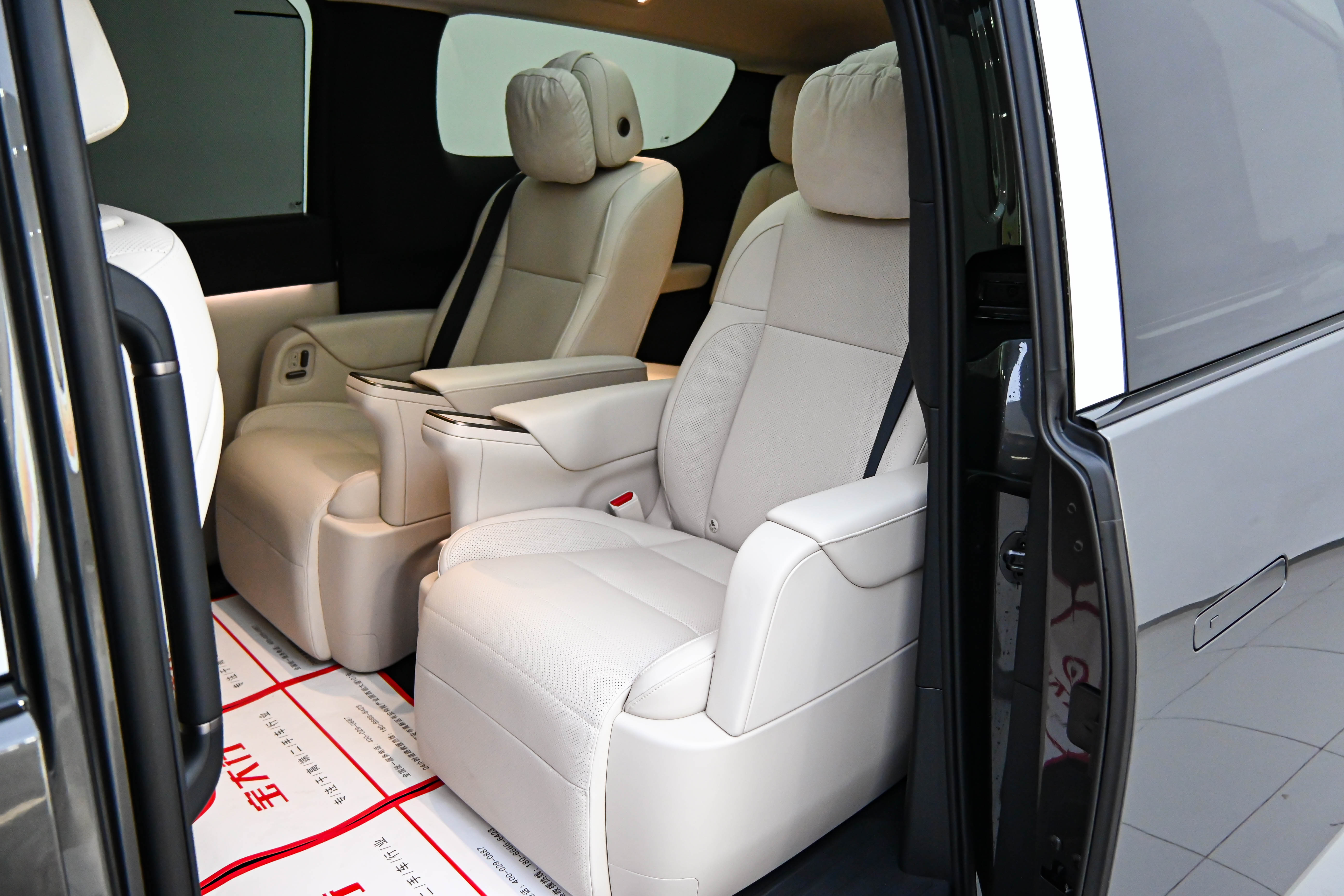 理想汽车 理想MEGA 2025 汽车图片 #13