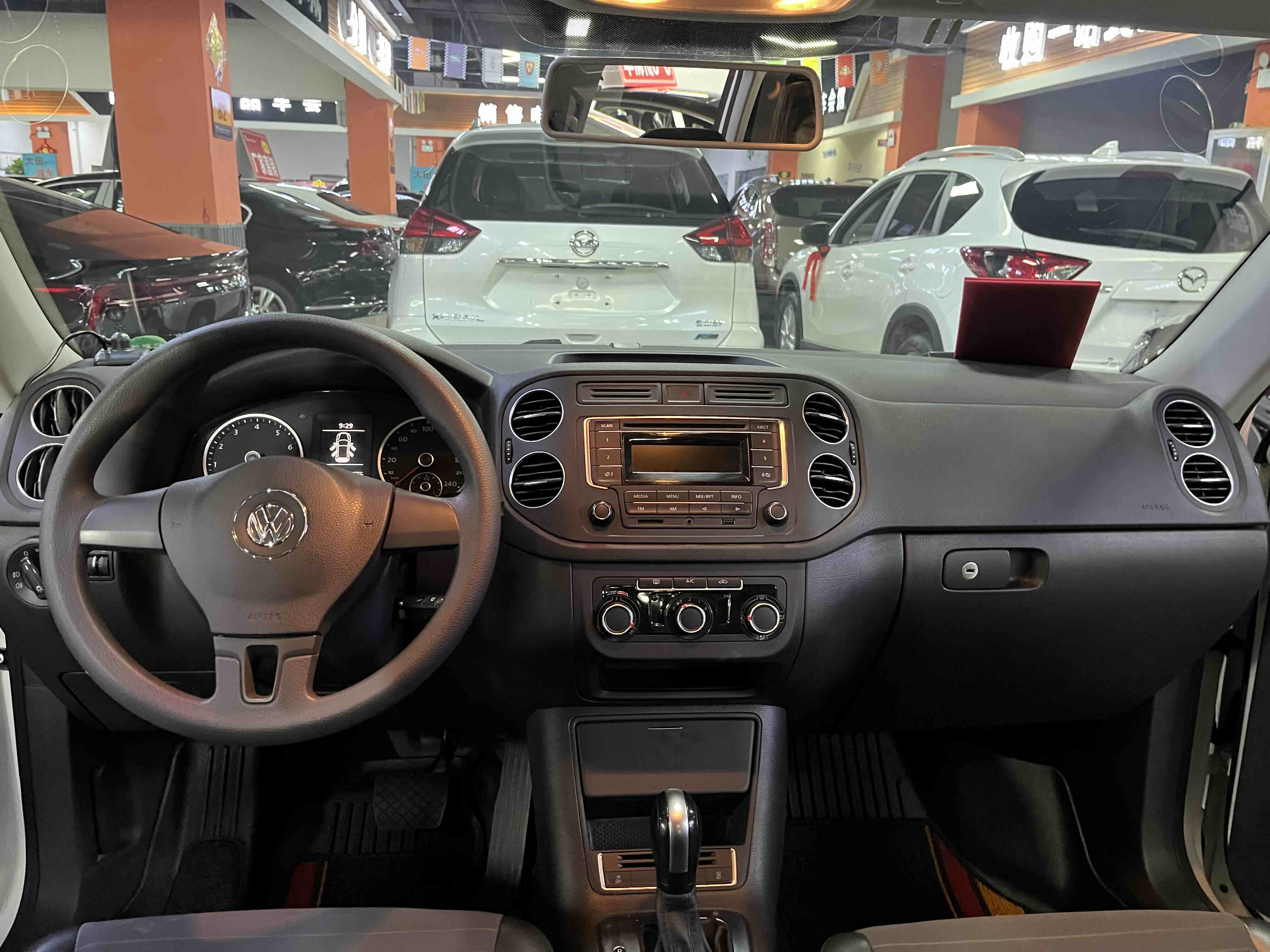 Volkswagen Tiguan 2015 car image #13