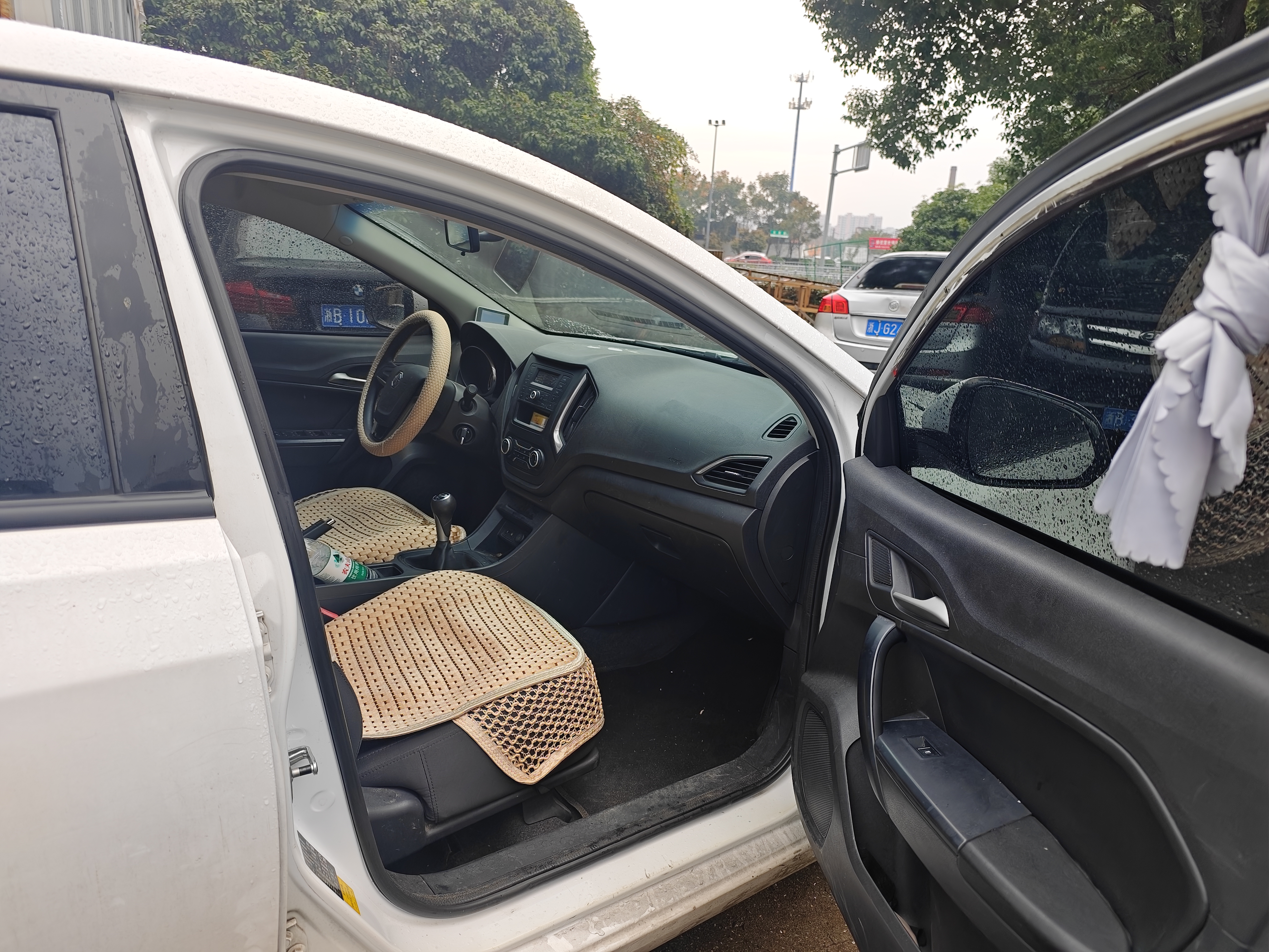 MG GT 2015 car image #13