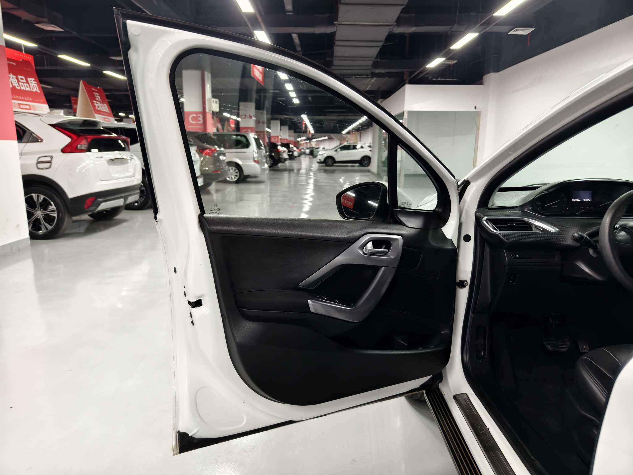 Peugeot 2008 2015 car image #13