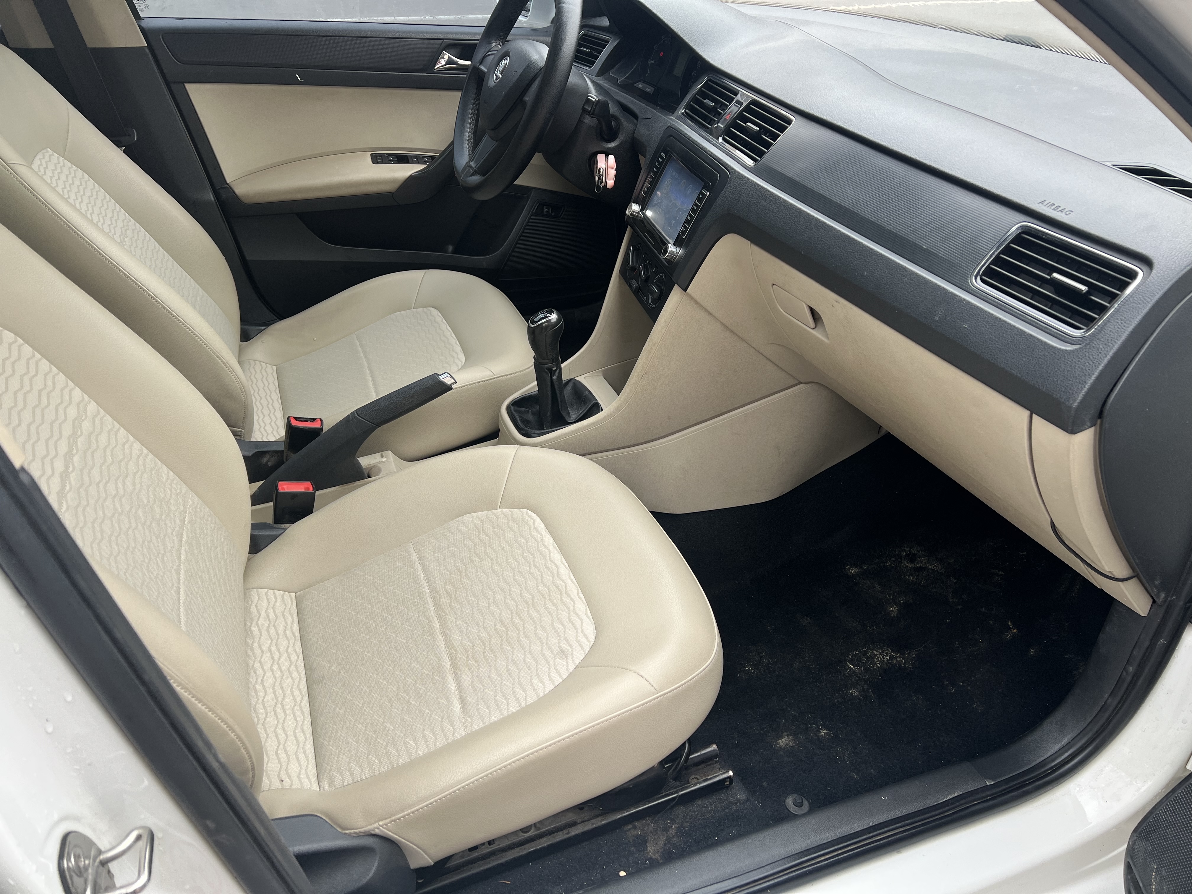 Skoda Rapid 2015 immagine di auto #13