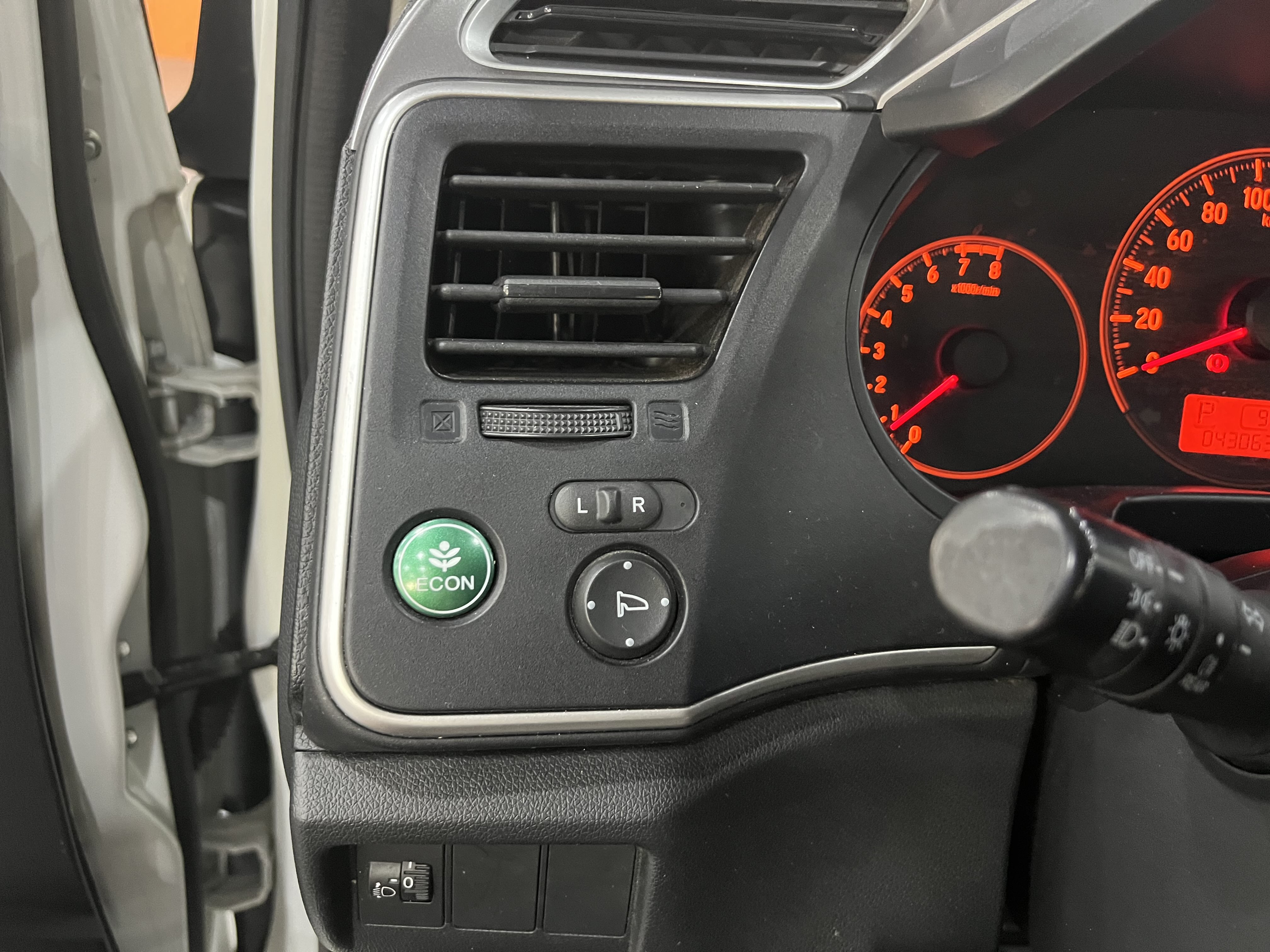 Honda Greiz 2016 #13 Honda Greiz 2016 car image #13