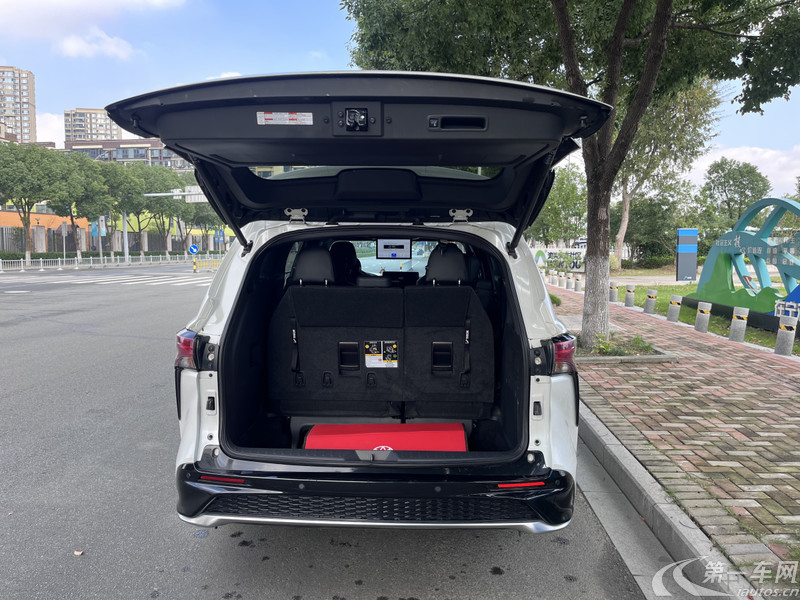 Toyota Granvia 2023 immagine di auto #13