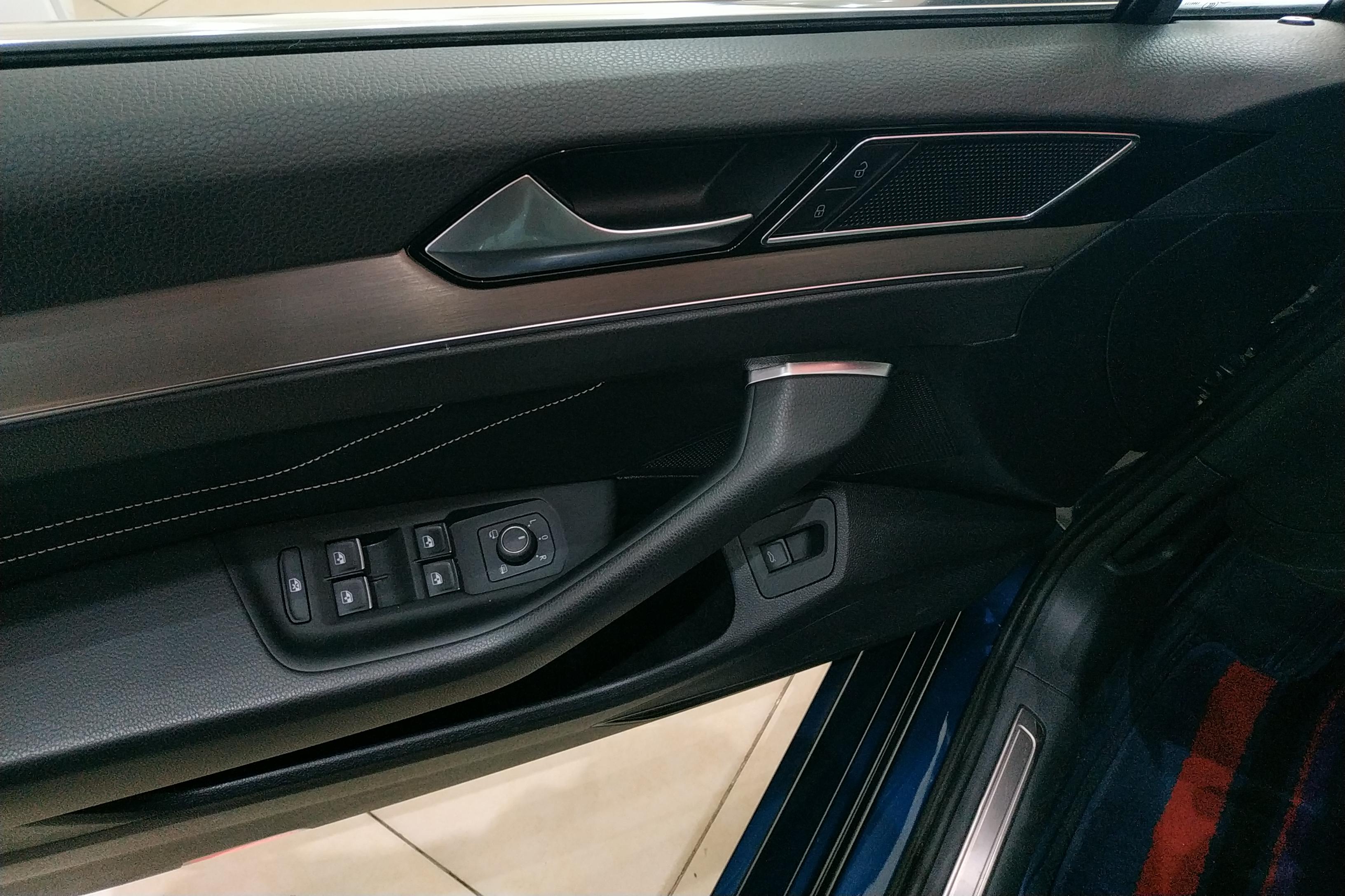 Volkswagen Passat Variant 2023 immagine di auto #13