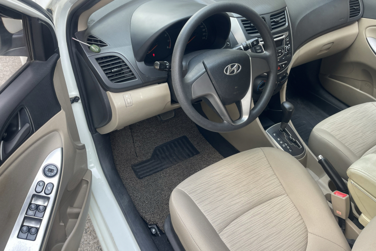 Hyundai Reina 2016 car image #13