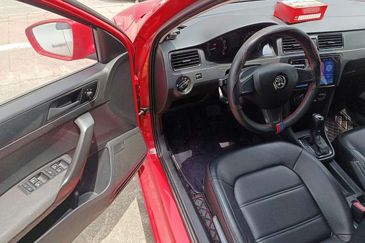 Skoda Rapid Spaceback 2015 car image #13