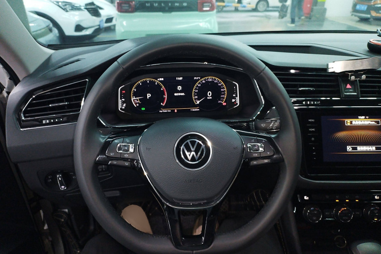Volkswagen Tiguan L 2021 car image #13
