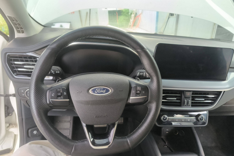 Ford Focus Active 2021 car image #13