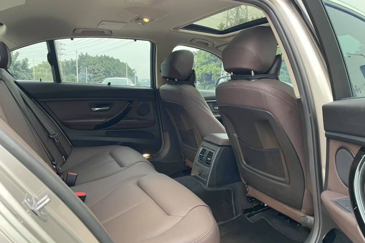 BMW 3 Series 2018 immagine di auto #13