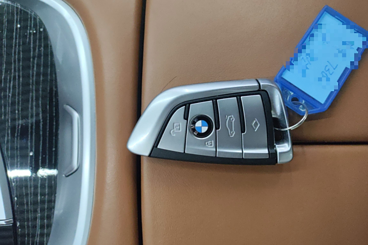 BMW M760Le 2021 #13 BMW M760Le 2021 car image #13