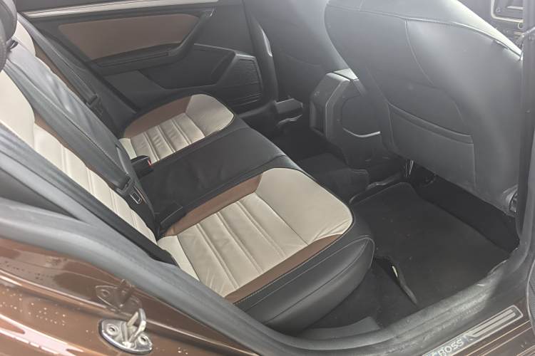 Volkswagen Cross Lavida 2016 immagine di auto #13