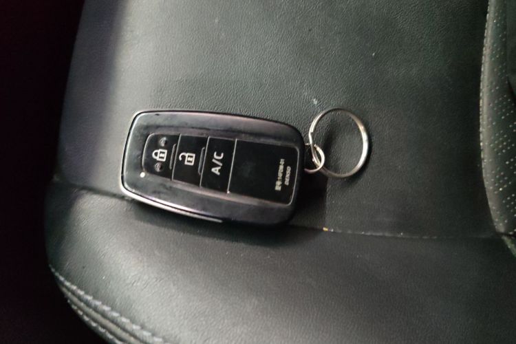 Toyota C-HR EV 2020 immagine di auto #13