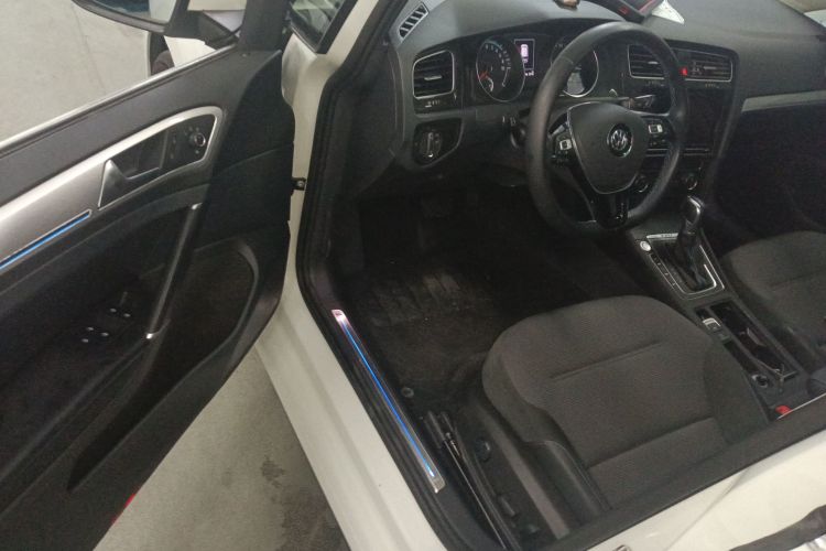 Volkswagen Golf Pure Electric 2020 car image #13