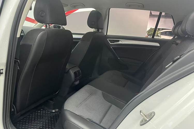 Volkswagen Golf Pure Electric 2020 car image #13