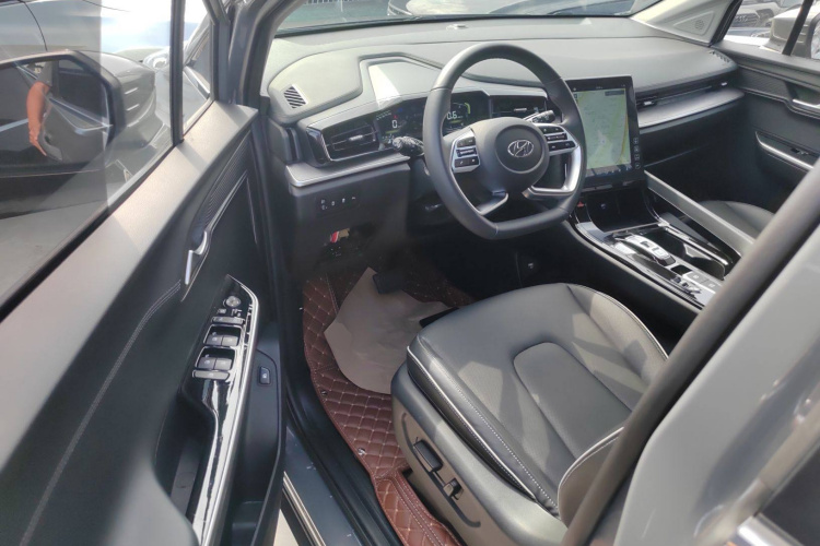 Hyundai Custo 2023 car image #13