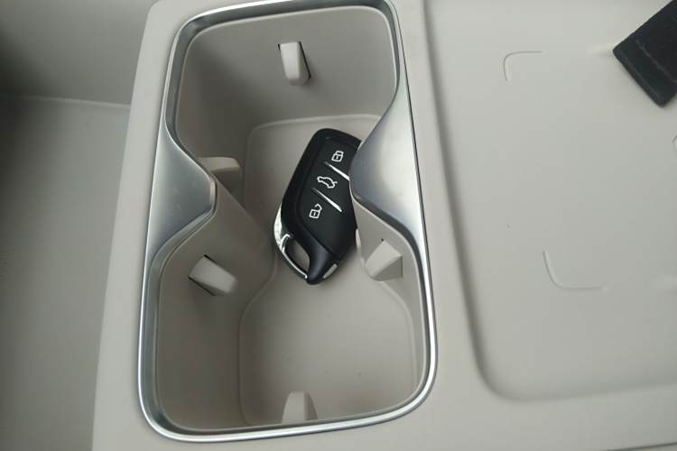 MG 4 EV 2025 car image #13