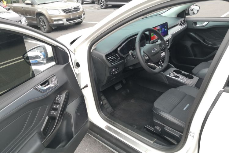 Ford Focus Active 2021 صورة سيارة #13