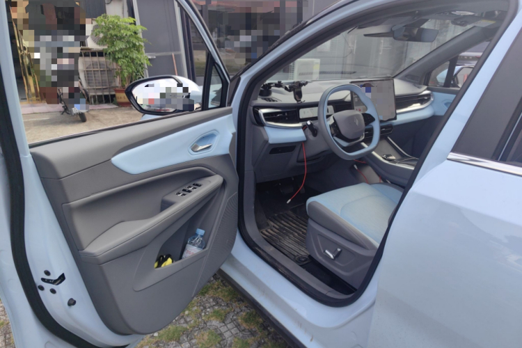 Livan 7 2024 car image #13