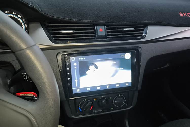 Skoda Rapid Spaceback 2020 car image #13