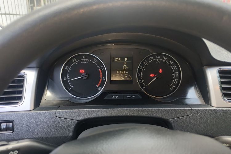 Skoda Rapid Spaceback 2016 car image #13