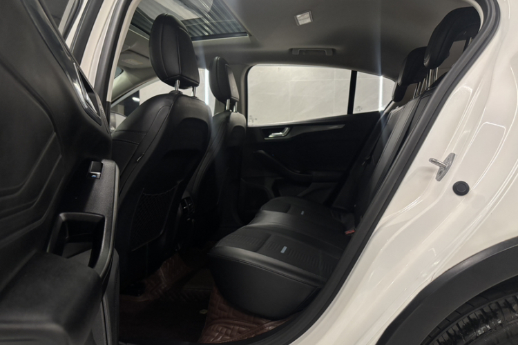 Ford Focus Active 2021 صورة سيارة #13