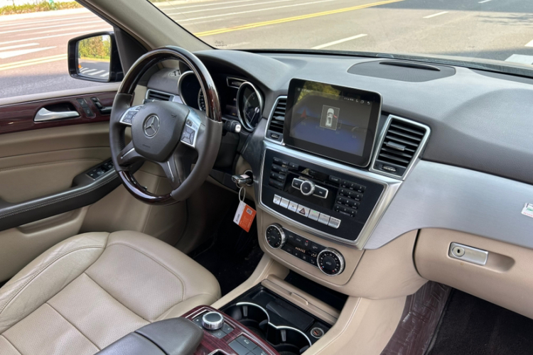 Mercedes-Benz M Class 2015 car image #13