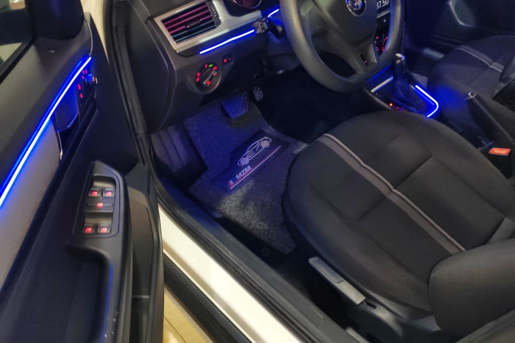 Volkswagen C-Trek 2019 immagine di auto #13