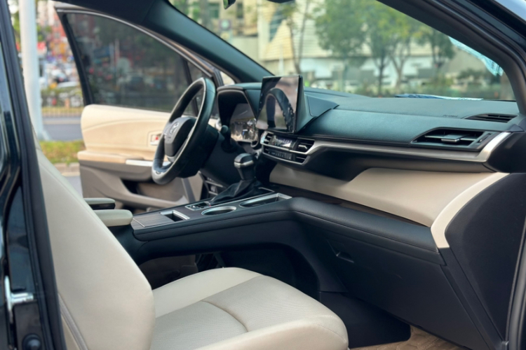 Toyota Granvia 2023 car image #13