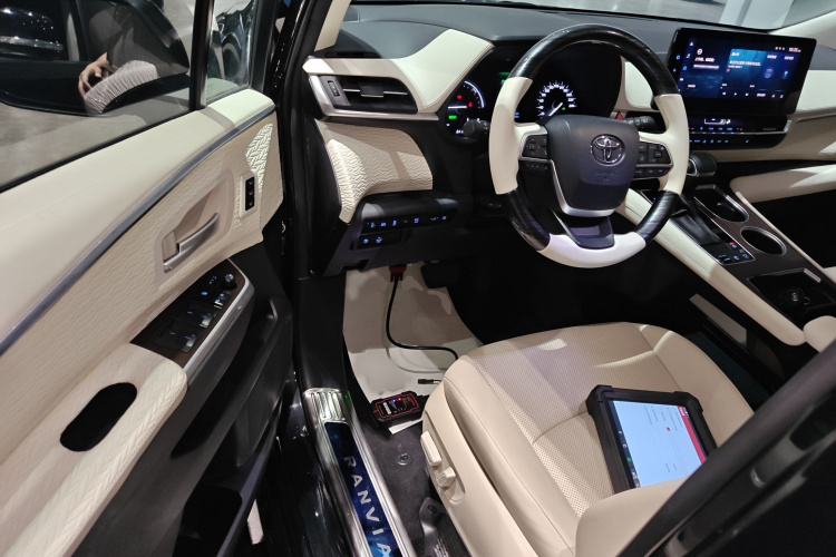 Toyota Granvia 2023 immagine di auto #13