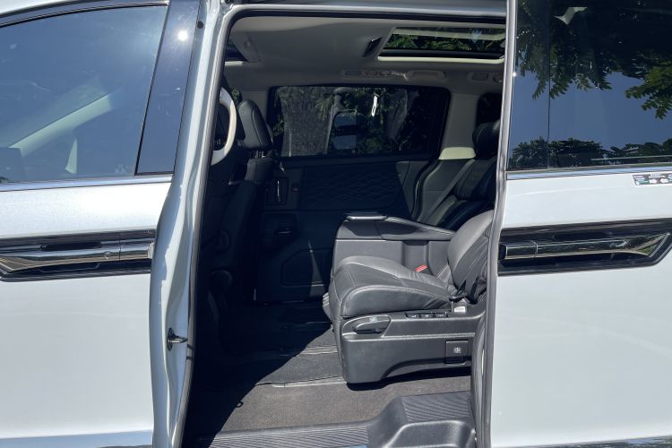 Honda Elysion 2025 car image #13