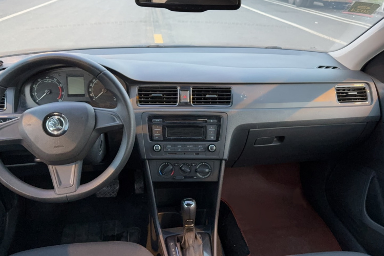 Skoda Rapid Spaceback 2016 car image #13