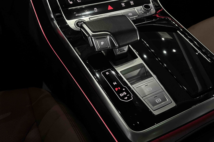 Audi Q8 2023 car image #13