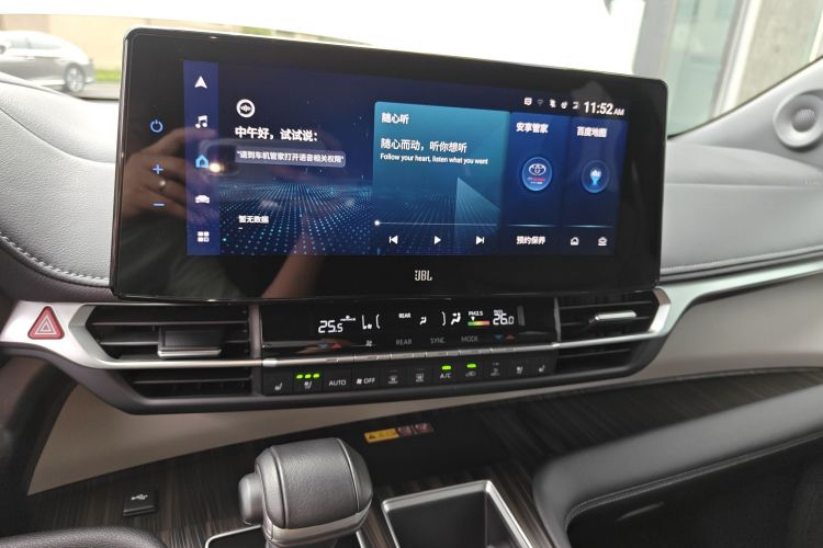 Toyota Granvia 2023 immagine di auto #13