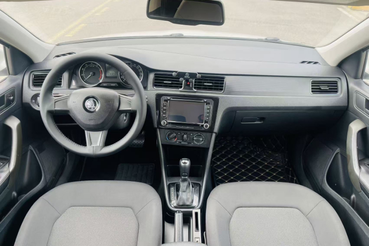 Skoda Rapid Spaceback 2016 car image #13