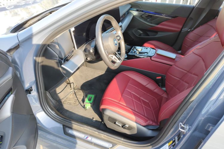 BMW i5 M60 2024 car image #13