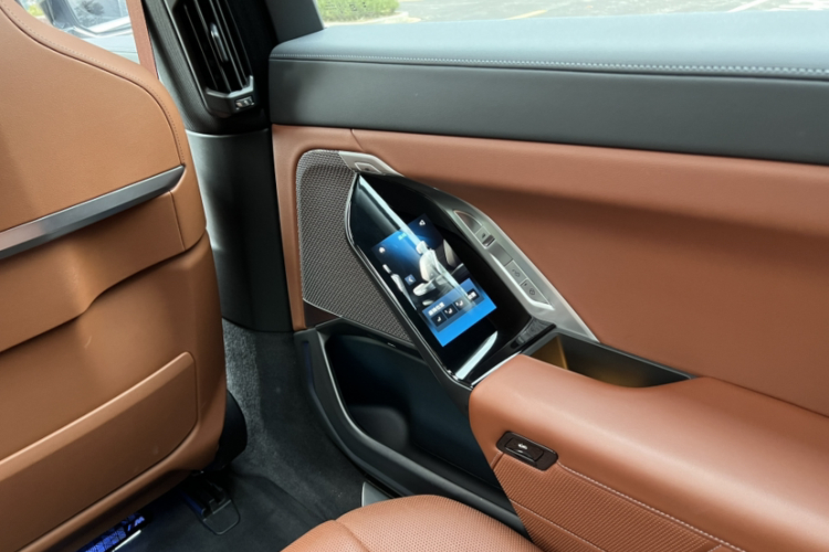 BMW i7 M70L 2024 car image #13