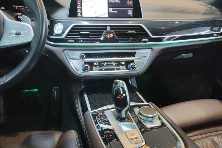 BMW M760Le 2021 car image #13