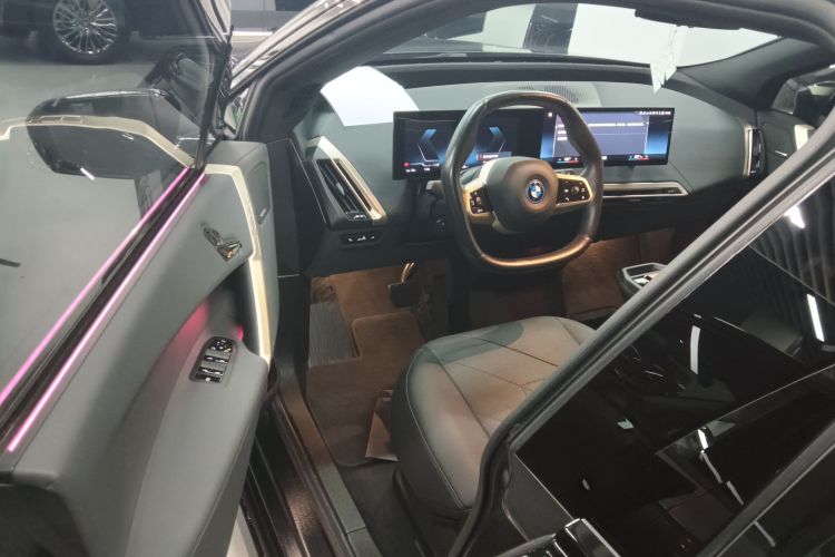 BMW i5 M60 2022 car image #13