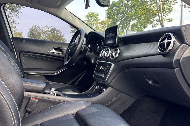 Mercedes-Benz GLA Class 2018 car image #13