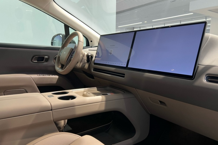 Li i8 2025 image de voiture #13