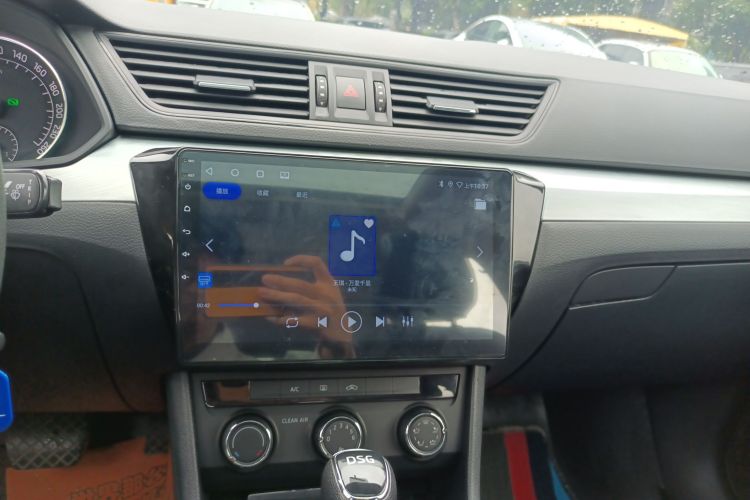 Skoda Superb 2018 car image #13