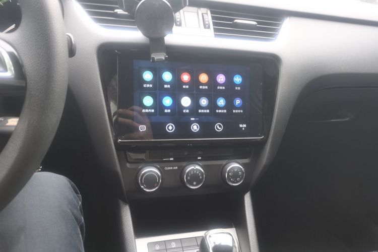 Skoda Octavia 2021 car image #13