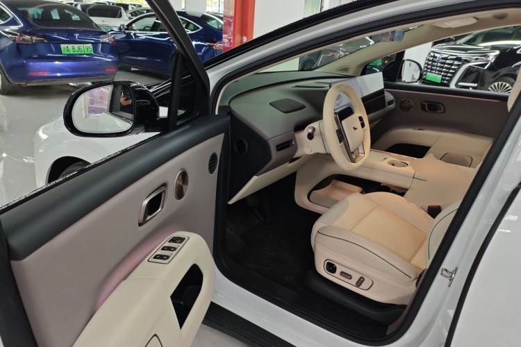 Li i8 2025 image de voiture #13