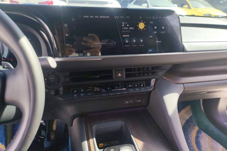 Toyota Crown 2024 immagine di auto #13