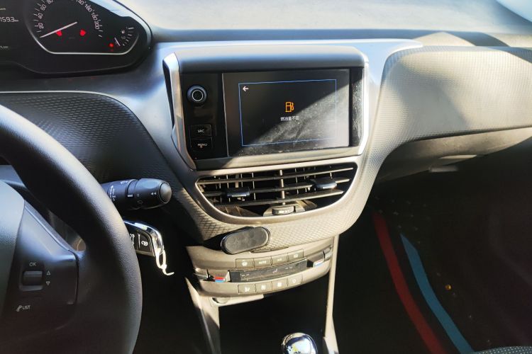 Peugeot 2008 2018 image de voiture #13