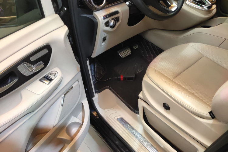 Mercedes-Benz V Class 2020 immagine di auto #13